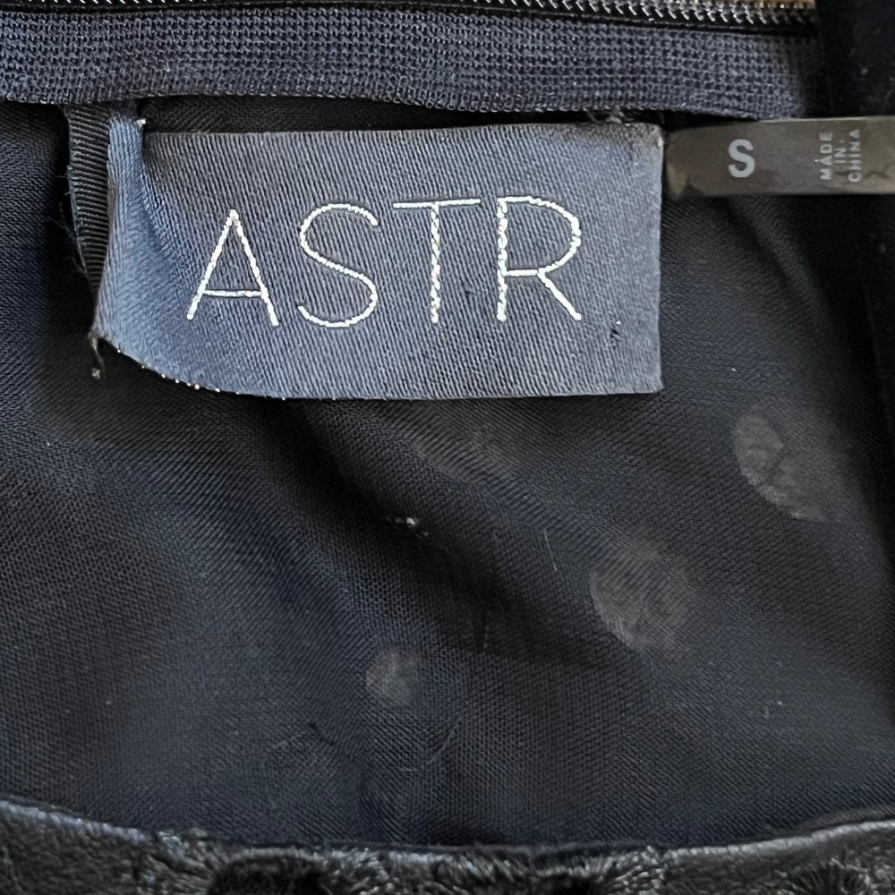 ASTR The Label Black Embroidered Sheer Floral Zip Closure Tank Size Small - Picture 5 of 7